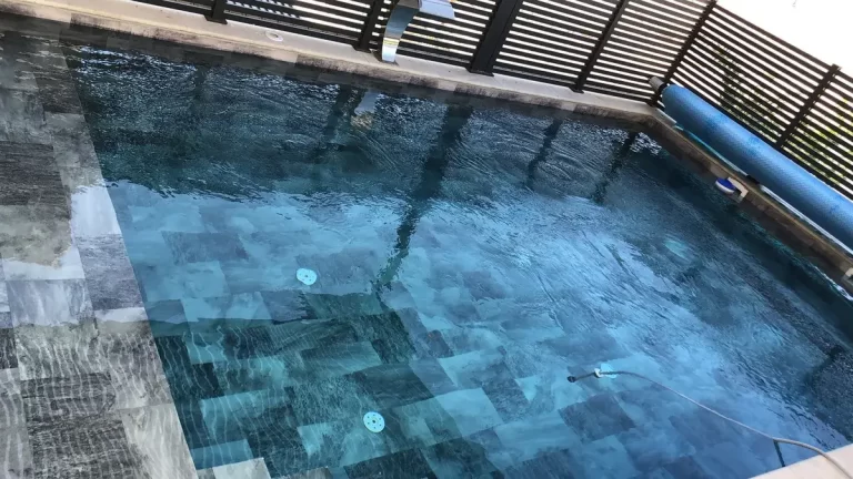 בריכה במעלה אדומים