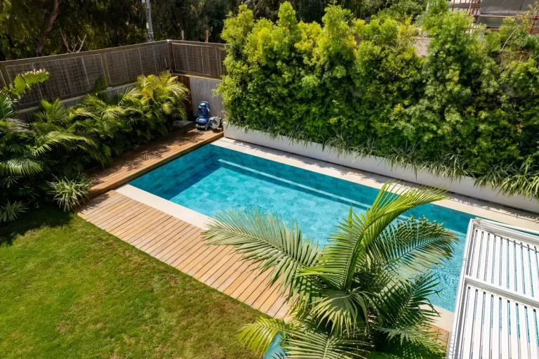 בריכת בטון גלישה בהרצליה