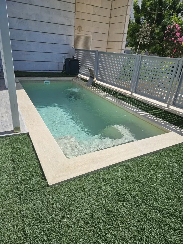 בריכת פיברגלס בראש העין